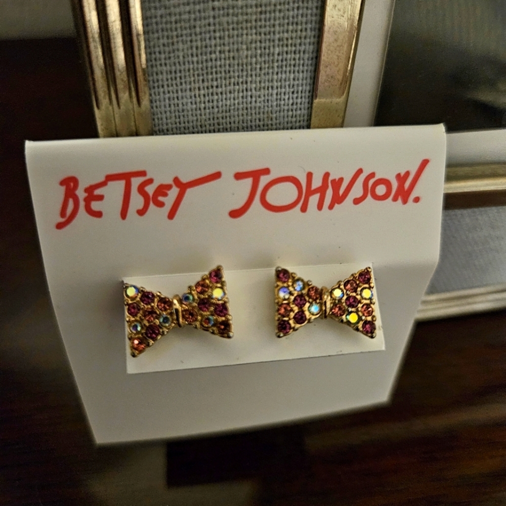 BETSEY JOHNSON EARRINGS - 🎀